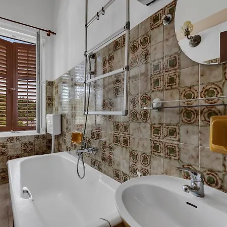 Riviera - Zuta Kuca Affittacamere