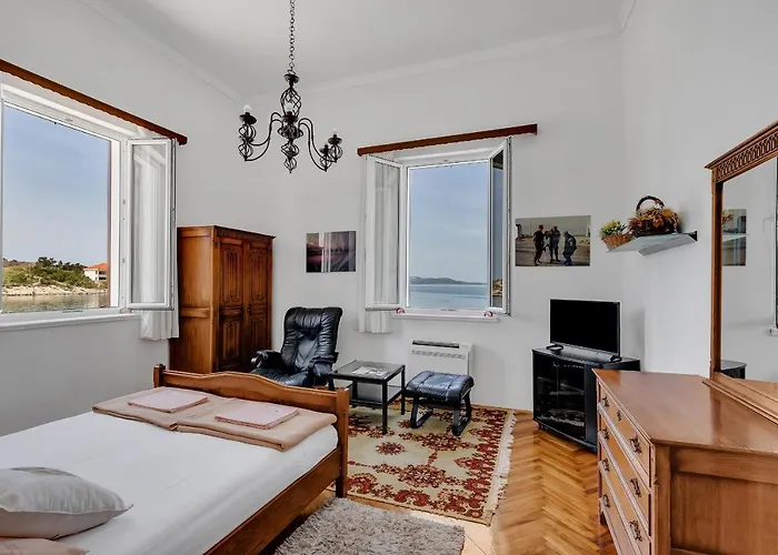 Riviera - Zuta Kuca Gasthuis *