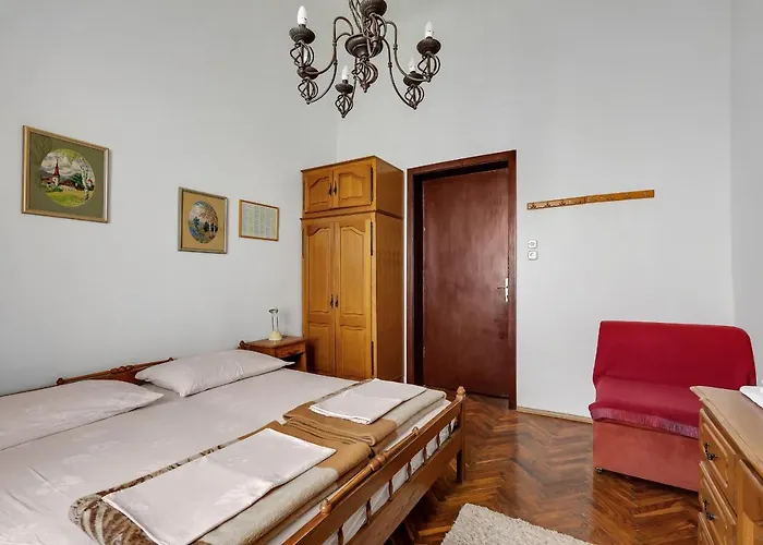 Riviera - Zuta Kuca Gasthuis Makarska