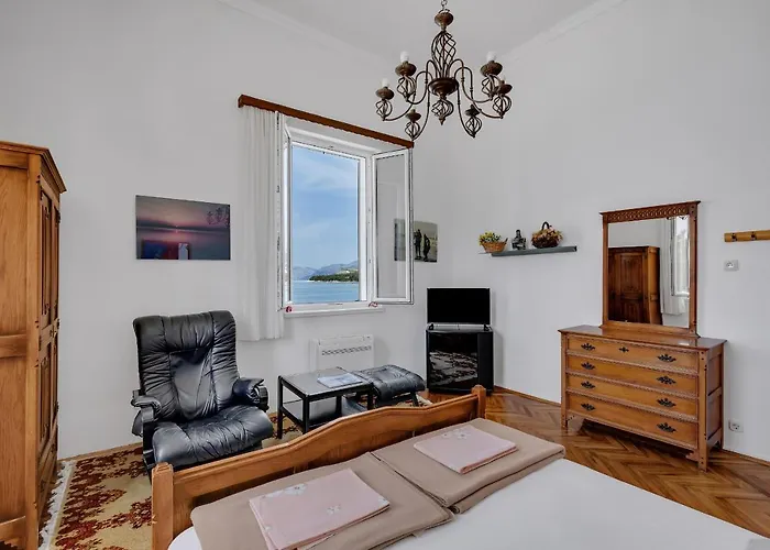 Riviera - Zuta Kuca * Makarska